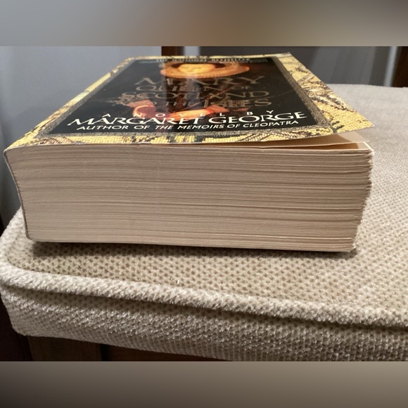 Mary Queen of Scotland & the Isles by Margaret George, Novel - Picture 5 of 5